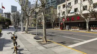 Una calle desierta en Shanghái, China, el sábado 9 de abril de 2022.