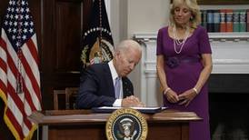 Biden firma proyecto de ley que restringe acceso a armas de fuego en EE.UU.