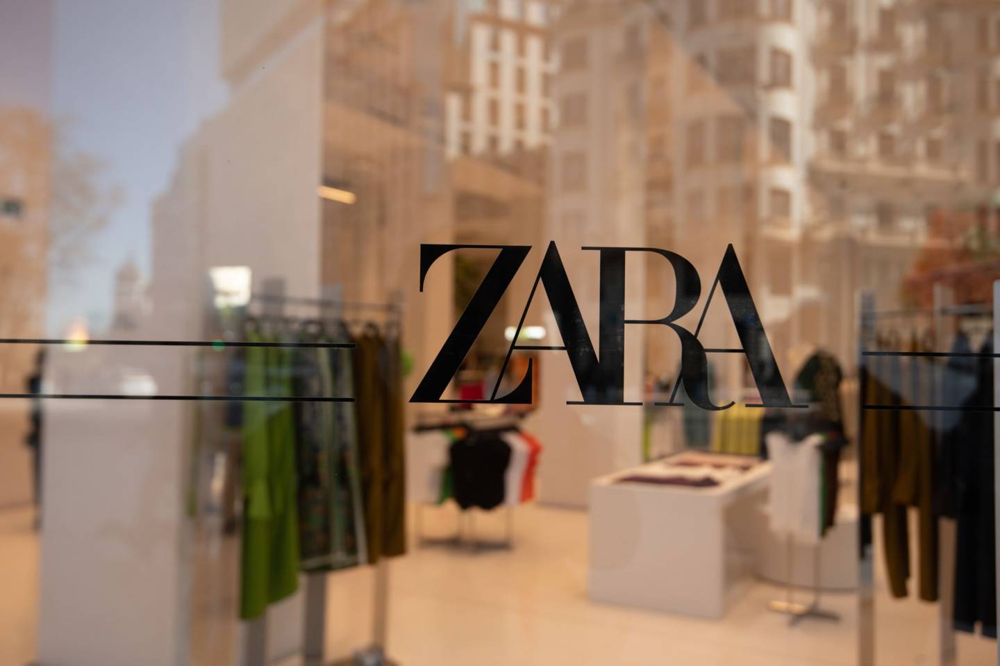 Logo de Zara en una nueva tienda en el centro de Madris, España, el 7 de abril de 2022. Zara es operada por Inditex SA. Fotógrafo: Emilio Parra Doiztua/Bloomberg