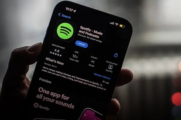 La aplicación Spotify en la App Store de Apple en un smartphone arreglado en Hastings-on-Hudson, Nueva York, EE.UU., el miércoles 25 de enero de 2023.