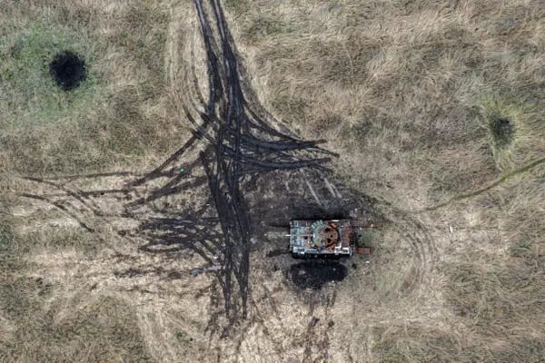 Imagen de un tanque ruso destruido en Ucrania