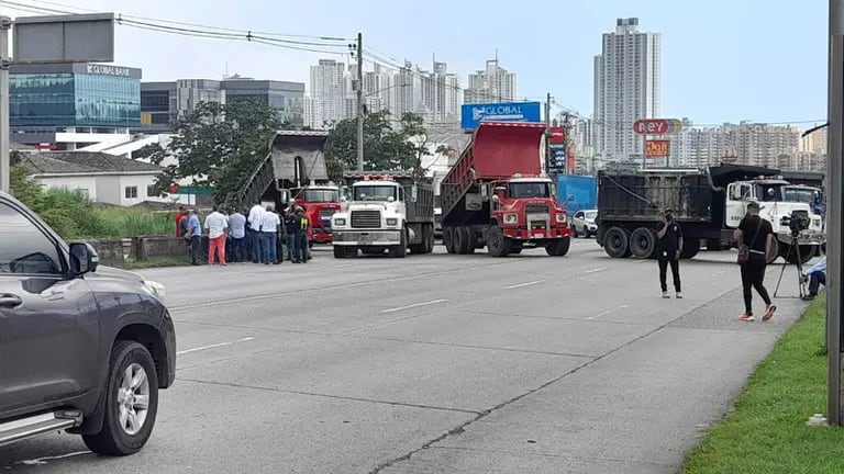 Camioneros cerraron una de las principales vías de acceso a la ciudad de Panamá.
dfd