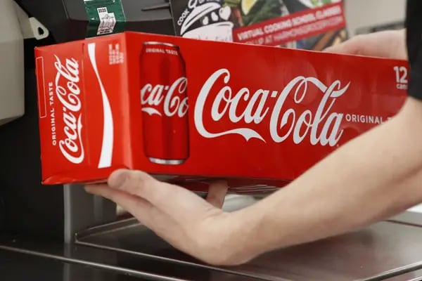 Un comprador examina una caja de refrescos de Coca-Cola Co. en una tienda en Orem, Utah, EE.UU., el martes 9 de febrero de 2021.