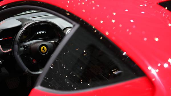 Ferrari eleva objetivo de beneficios en medio de presión por electrificacióndfd