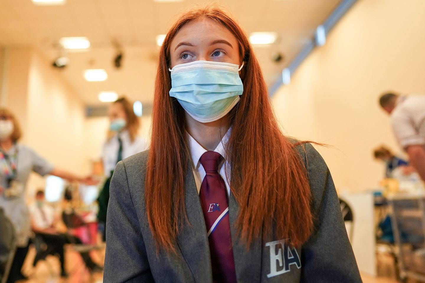 Lauren McLean, de 15 años, de Newcastle, espera en el área de observación después de recibir la vacuna Pfizer-BioNTech en la Academia Excelsior el 22 de septiembre de 2021 en Newcastle upon Tyne, Inglaterra.