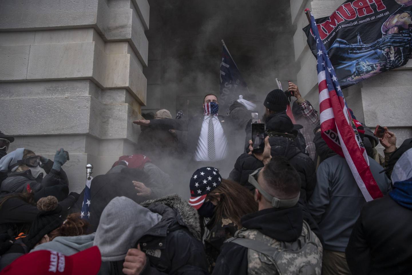 Simpatizantes de Trump entran al edificio del Capitolio de EE.UU., en Washington, D.C. el 6 de enero.