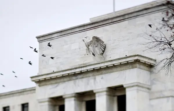 Los pájaros vuelan junto al edificio Marriner S. Eccles de la Junta de la Reserva Federal en Washington, D.C.
