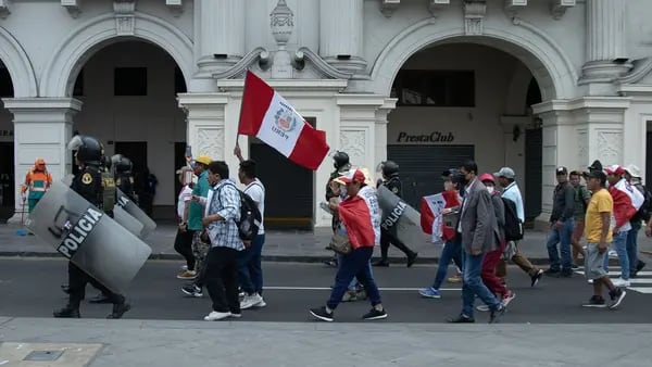 Caos político de Perú no desalienta inversiones chilenas, aunque hay preocupacióndfd