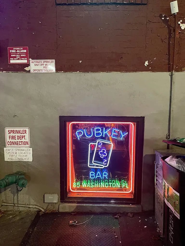 Entrada do Pubkey, um bar de Bitcoin localizado em West Village, Manhattan.dfd