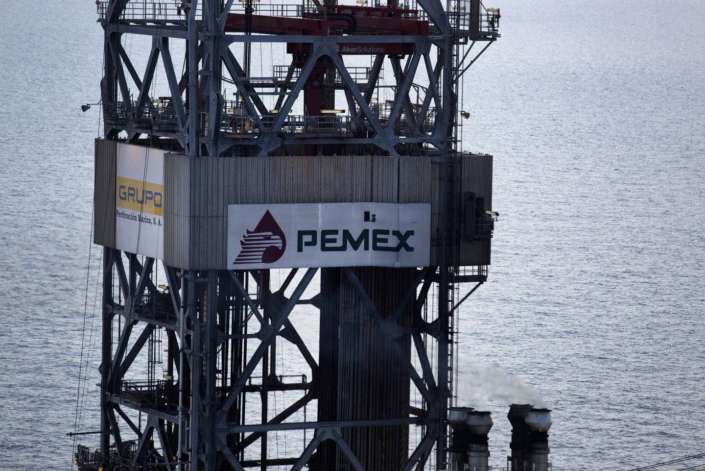 Un logo de Petróleos Mexicanos (Pemex) sobre la plataforma petrolera La Muralla IV en aguas de Veracruz, México.
