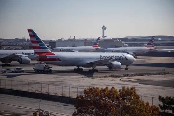 Aviones de American Airlines aparcados en el Aeropuerto Internacional John F. Kennedy (JFK) antes de la festividad de Acción de Gracias en Nueva York, EE.UU., el miércoles 23 de noviembre de 2022.