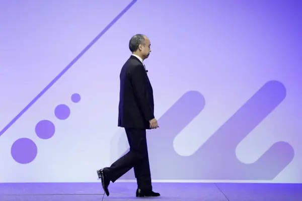 Masayoshi Son, presidente y CEO de SoftBank Group Corp., después de pronunciar un discurso de apertura en el Congreso Mundial de la Cámara Junior Internacional (JCI) en Yokohama, Japón, el miércoles 4 de noviembre de 2020.