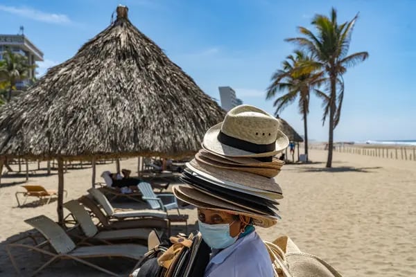 Vendedor de sombreros en una playa de Acapulco, estado de Guerrero, México.