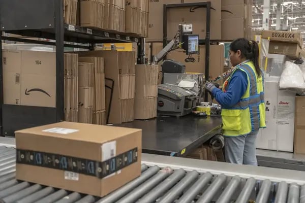 Amazon y Coca-Cola, entre las 50 empresas que contratarán a migrantes en México