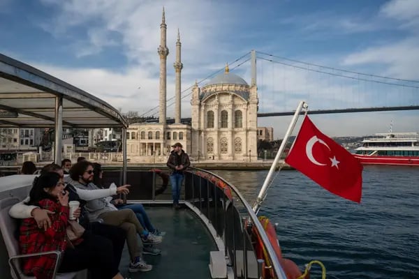 Pasajeros en un ferry en Estambul, Turquía, el viernes 21 de abril de 2022.