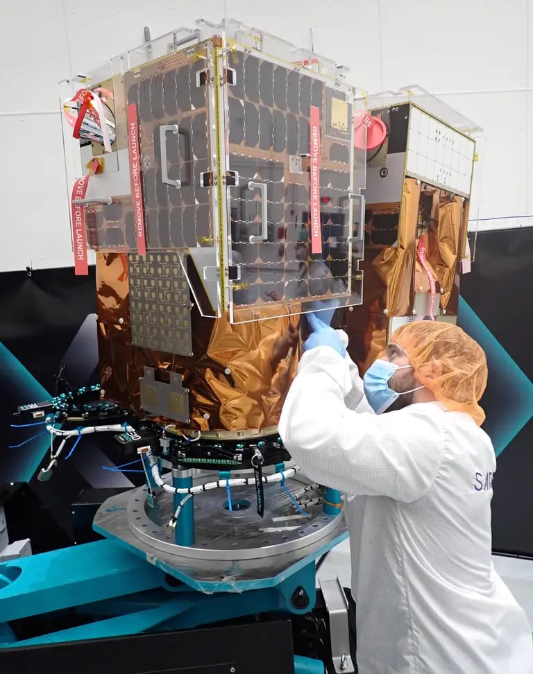 Operarios construyen un satélite de Satellogic.dfd