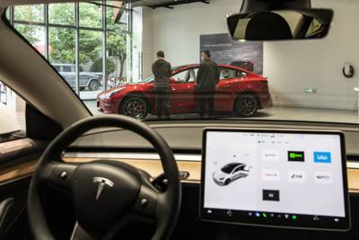 Tesla retira más de 80.000 autos en China por fallas de software y seguridaddfd