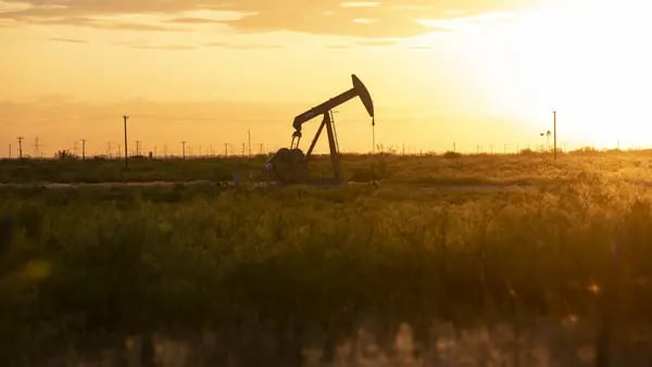 El petróleo extiende su declive a medida que se acumulan las existencias en Estados Unidosdfd