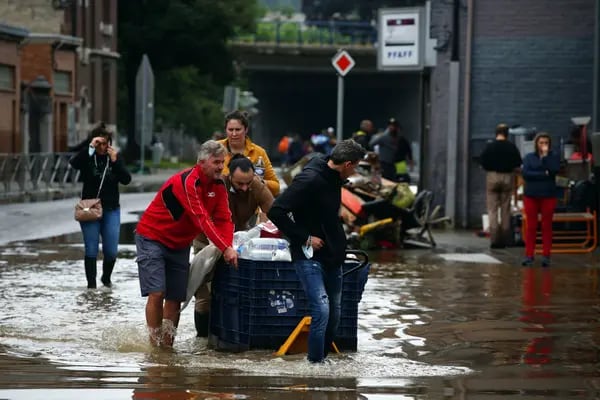 Los residentes entregan agua potable en Lieja, Bélgica. Fotógrafo: Valeria Mongelli / Bloomberg