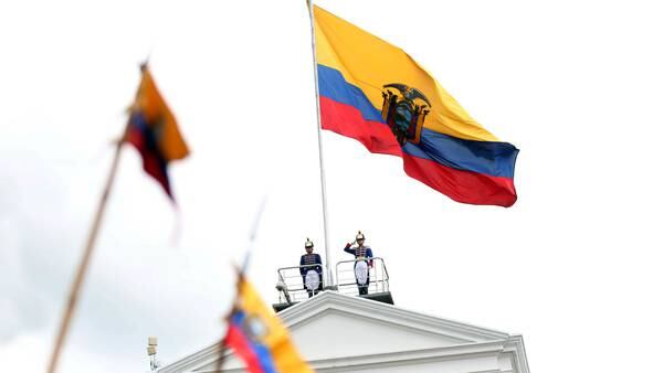 ¿Cuál es el proceso legal para destituir a un presidente en Ecuador?dfd