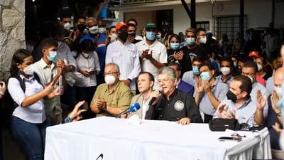El dirigente de Acción Democrática, Henry Ramos Allup, habla en nombre de la Plataforma Unitaria en Caracas, Venezuela, el 31 de agosto de 2021, tras el anuncio de que la oposición participaría en las elecciones del 21 de noviembre.
