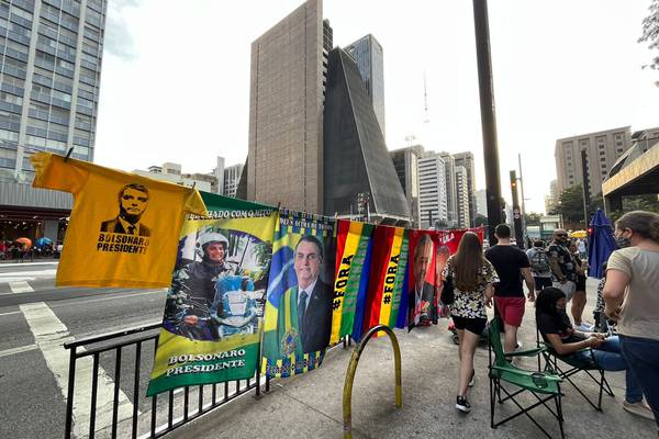 Same Playbook: Bolsonaro, Lula Vie for Votes by Pledging Longer Low-Income Aiddfd