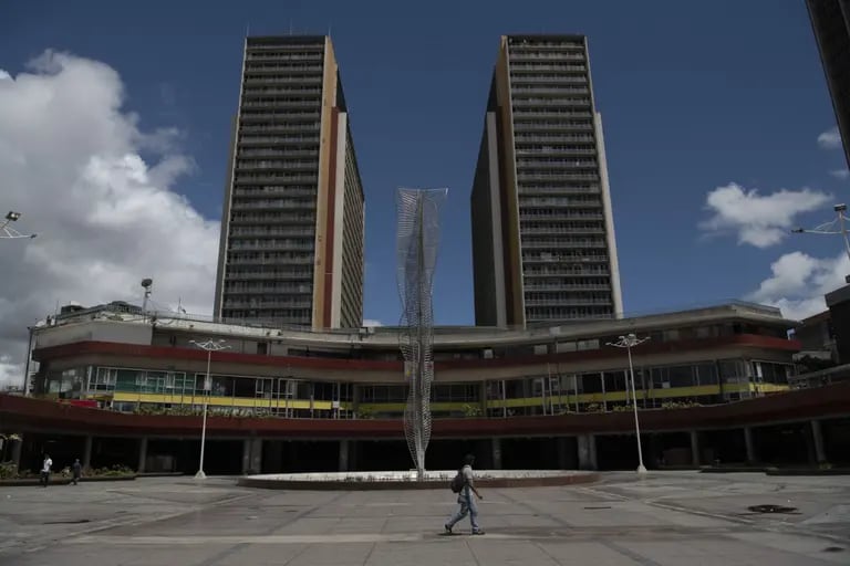 Un peatón pasa frente al edificio del Consejo Nacional Electoral en el centro de Caracas, Venezuela, el domingo 12 de julio de 2020.dfd