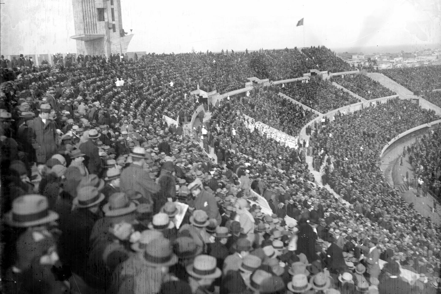 La tribuna Olímpica durante un partido entre Uruguay y Perú, en la inauguración del estadio en 1930. La imagen pertenece al Grupo de Series Históricas del Centro de Fotografía de Montevideo.dfd