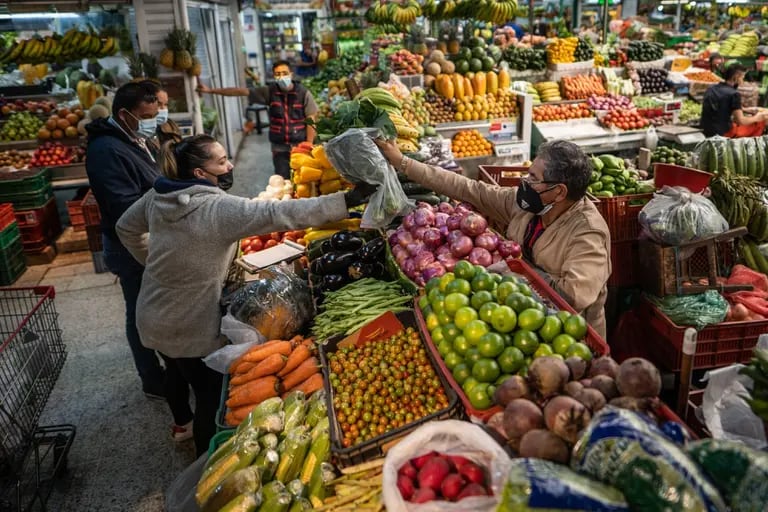 Clientes compran productos en un mercado en Bogotá, Colombia, el lunes 7 de febrero de 2022.dfd