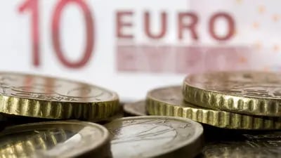 Euro em papel-moeda foi introduzido pela primeira vez no dia 1º de janeiro de 2002