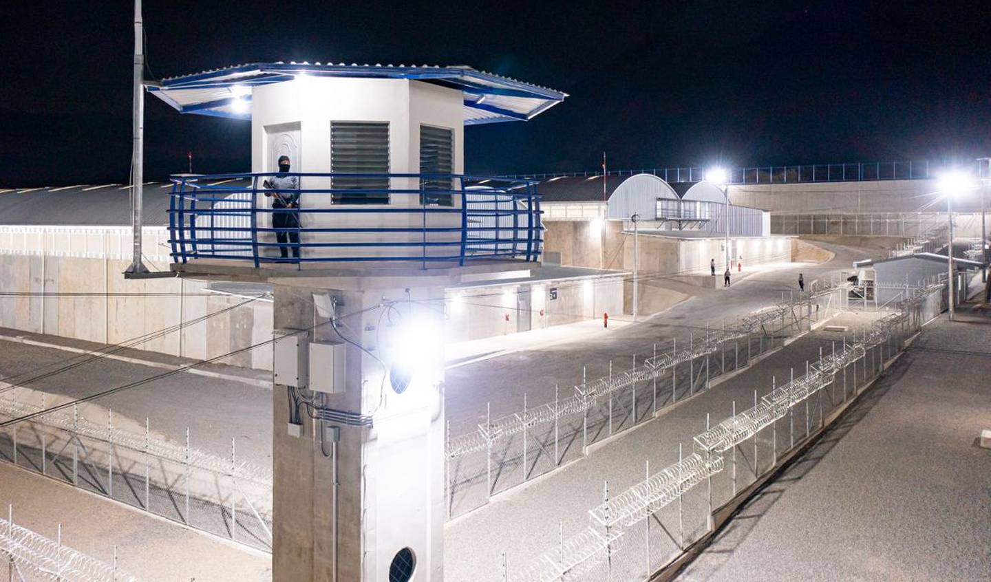La prisión posee un muro perimetral de 2,1 kilómetros, que será vigilado día y noche por 600 soldados y 250 policías.dfd