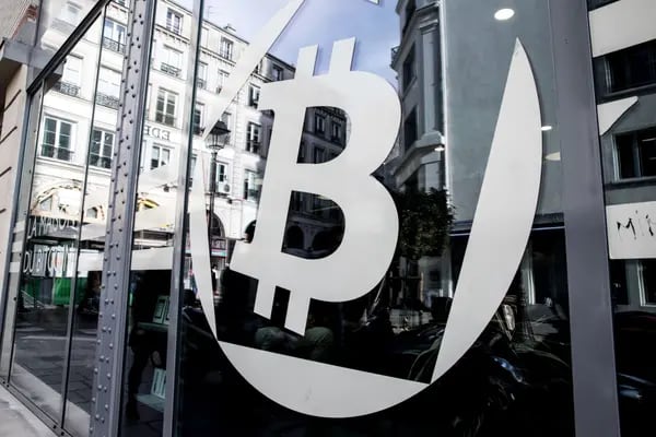 Un logo del banco Bitcoin en París