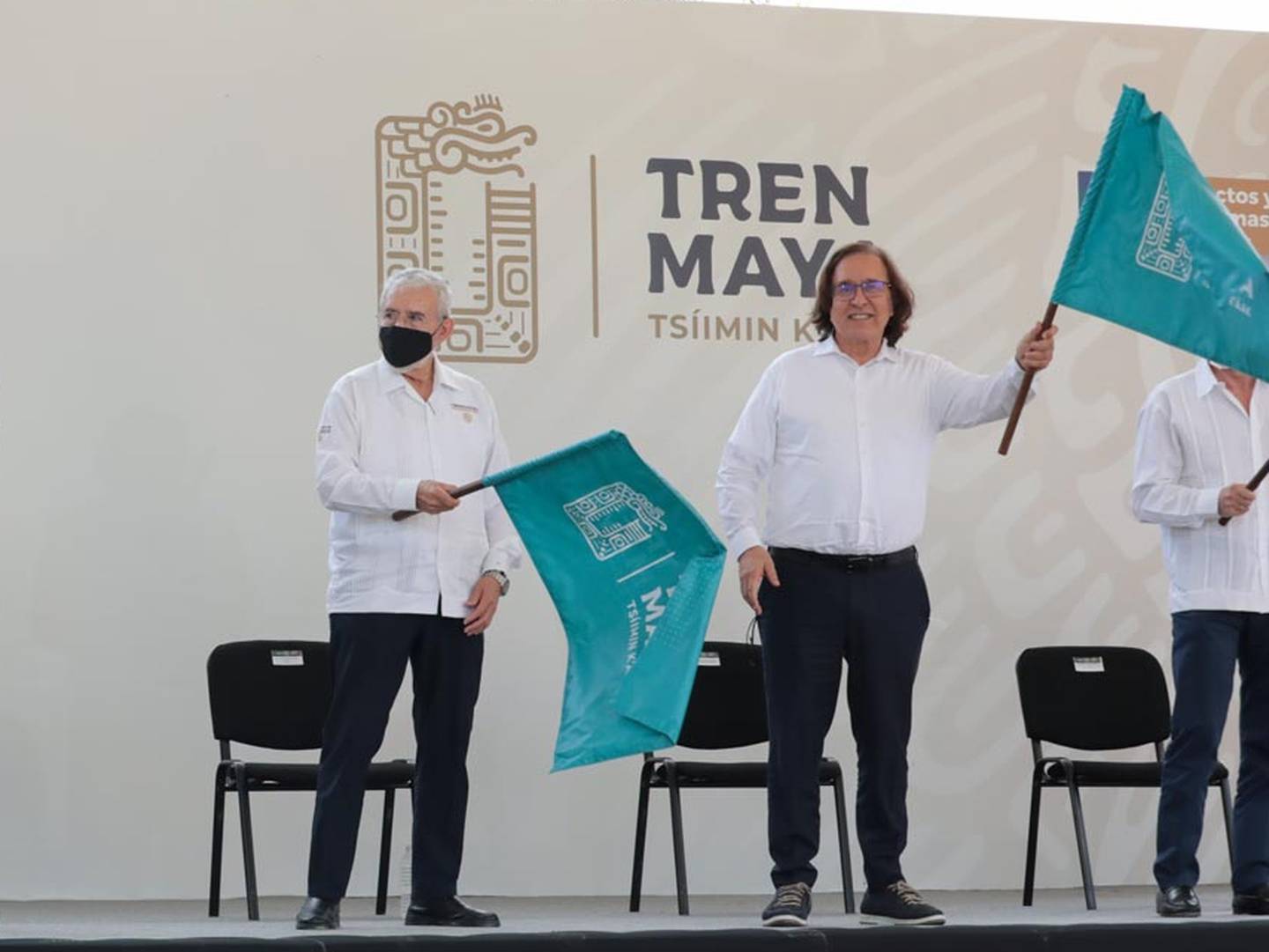 El empresario y fundador de Grupo Vidanta (derecha), ondea una bandera durante el inicio de obras del tramo 5 del Tren Maya, un proyecto estrella de presidente Andrés Manuel López Obrador (AMLO). (Foto: Presidencia)