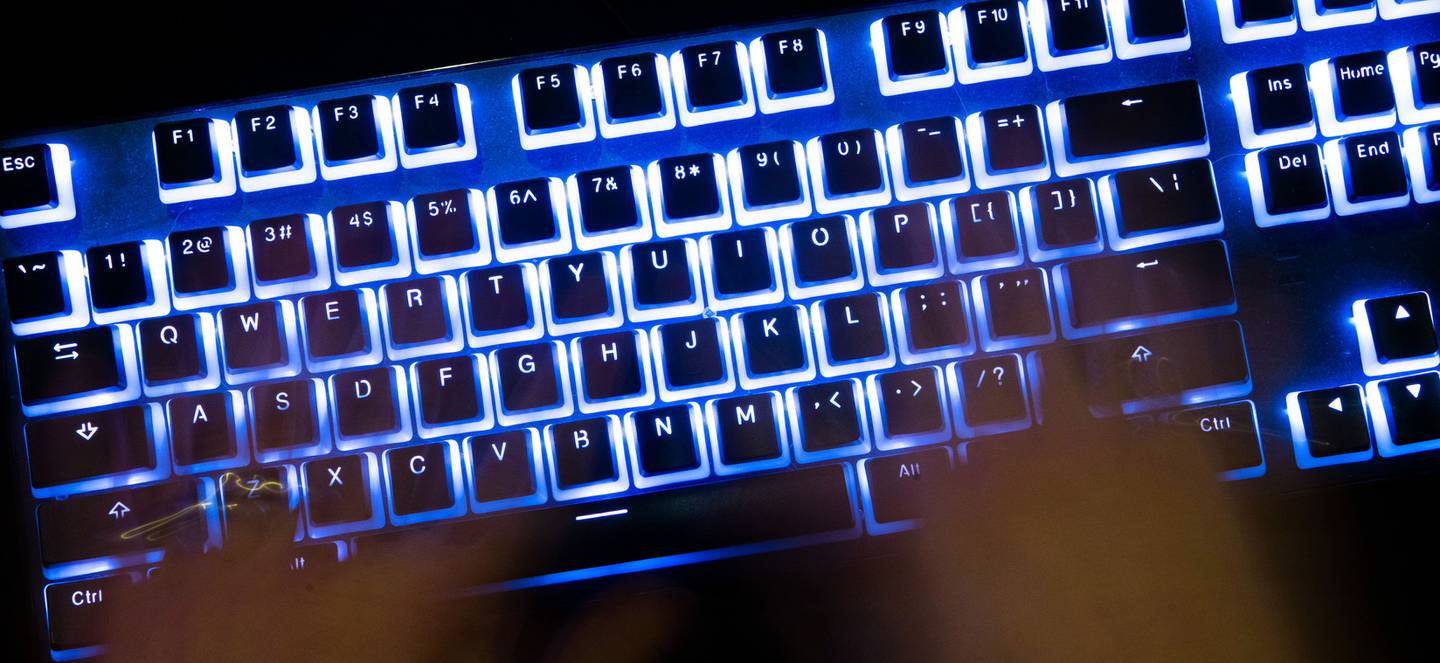 Una persona escribe en un teclado retroiluminado, en Danbury, Reino Unido, el jueves 7 de enero de 2021.
