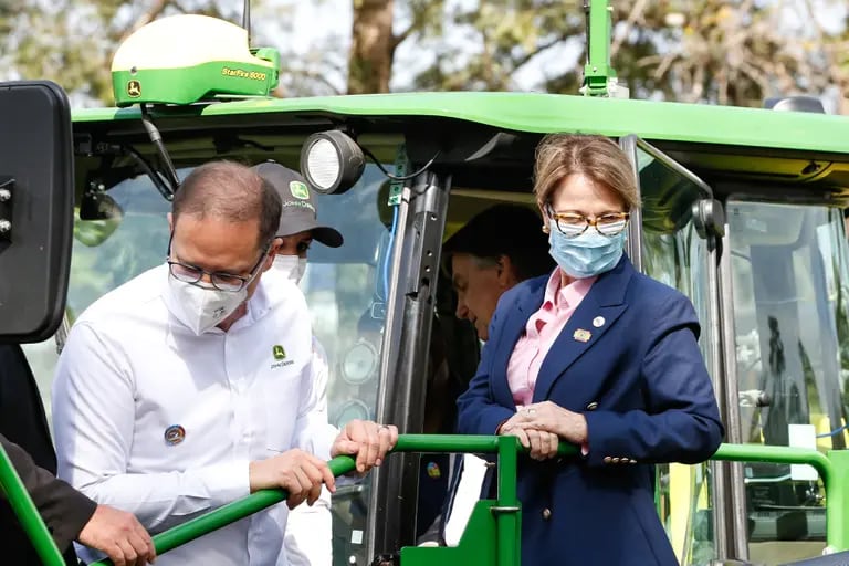 Presidente Jair Bolsonaro (dentro da cabine) e a ministra da Agricultura, Tereza Cristina, lançam projeto piloto de tecnologia de internet 5G para uso no agronegóciodfd