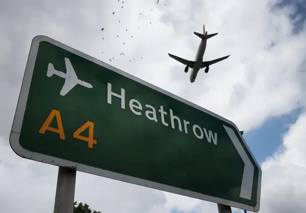 Avião próximo ao aeroporto de Heathrow, na região de Londres