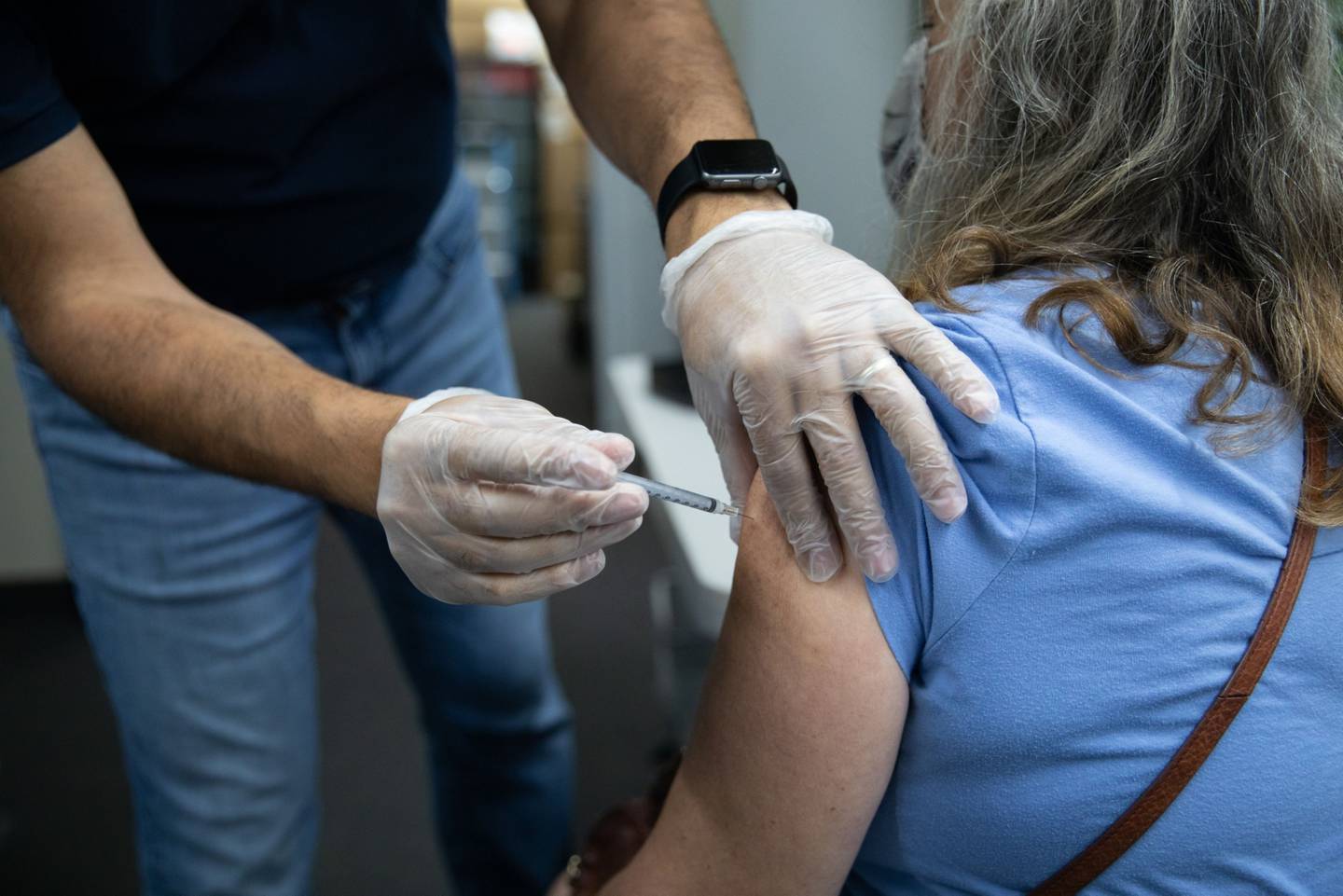 Una persona recibe una dosis de la vacuna contra el Covid-19.