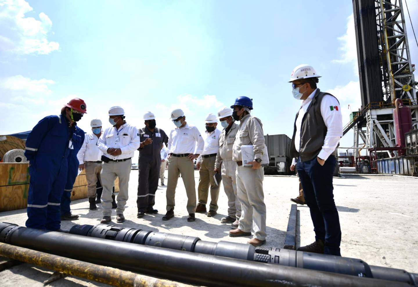 El CEO de Pemex, Octavio Romero, acompaña a directivos y personal operativo en un recorrido para la supervisión de los avances de perforación del pozo petrolero Quesqui 9. (Foto: Pemex).