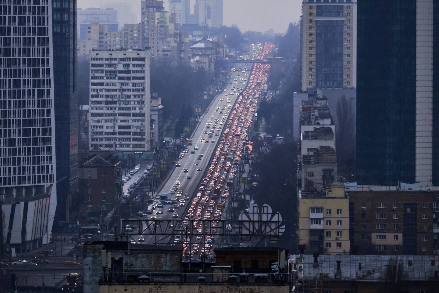 Tráfico intenso a la salida de Kiev, Ucrania, el 24 de febrero.dfd
