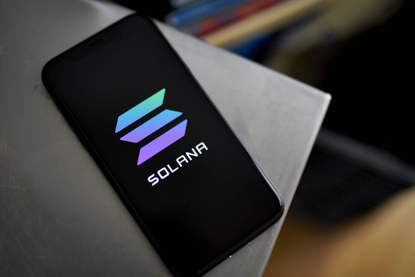 Logo de Solana en un teléfono inteligente