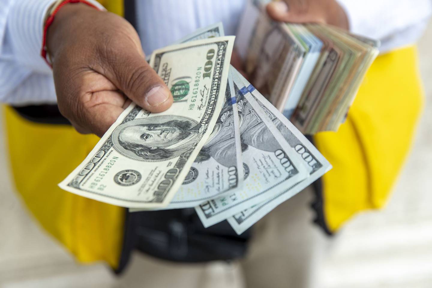 Dólar en Colombia rompe por primera vez en la historia la barrera de los $4.900