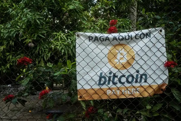 Letrero indicando que se acepta bitcoin en un local de El Salvador