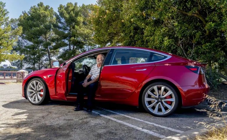 Dennis Levitt em seu Tesla na Califórniadfd