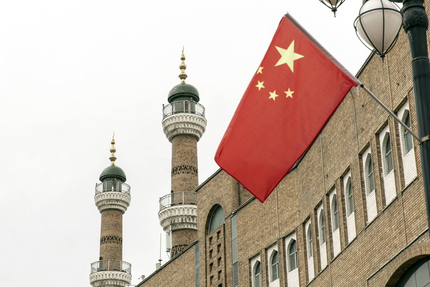 Una bandera nacional china frente al Gran Bazar Internacional de Xinjiang en Urumqi, provincia de Xinjiang, China, el miércoles 12 de mayo de 2021