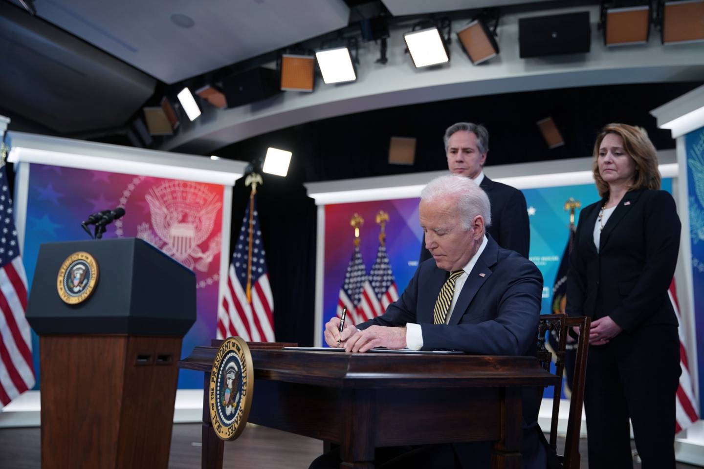 El presidente de Estados Unidos, Joe Biden, firma un memorando de Delegación de Autoridad para el Secretario de Estado después de hablar en el Eisenhower Executive Office Building en Washington, D.C., Estados Unidos, el miércoles 16 de marzo de 2022.