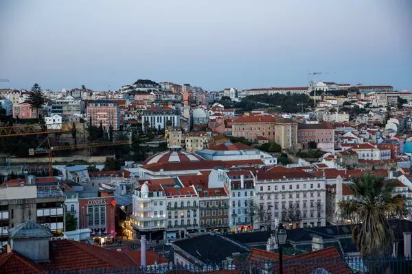 Edificios residenciales y comerciales en el horizonte del centro de Lisboa, Portugal, el miércoles 27 de abril de 2022.