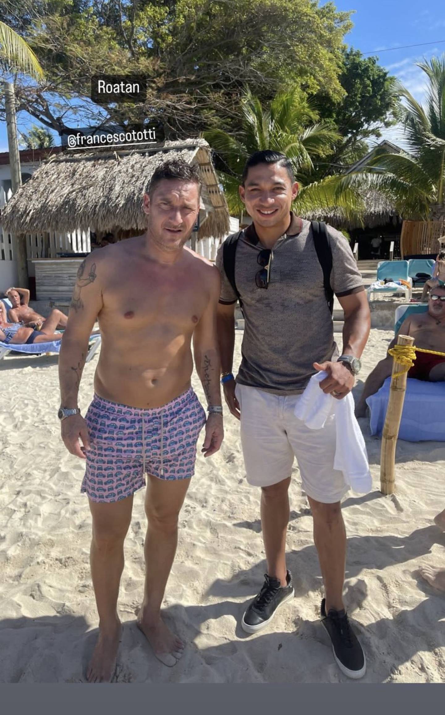 El hondureño Emilio Izaguirre se fotografió con Francesco Totti, en Roatán.dfd