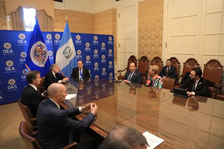 Luis Almagro, secretario general de la OEA recibió junto al consejo al presidente de Guatemala, Alejandro Giammattei durante una gira que lleva a cabo en Washington, Estados Unidos.dfd