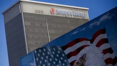 Un mural de la bandera de Estados Unidos frente al edificio de Sempra Energy en San Diego, California.