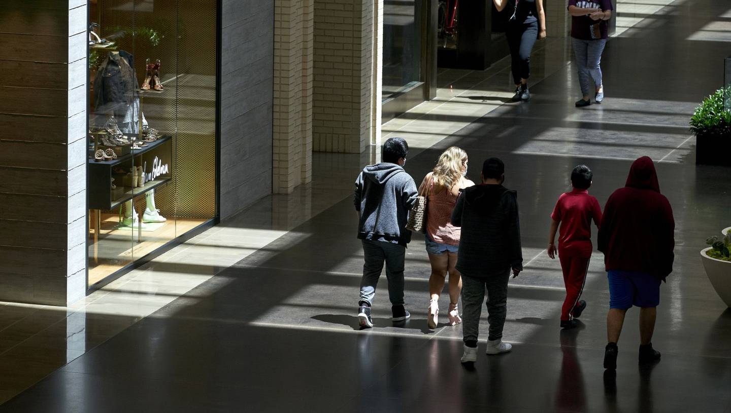 Los compradores pasean por el centro comercial NorthPark Center de Dallas.